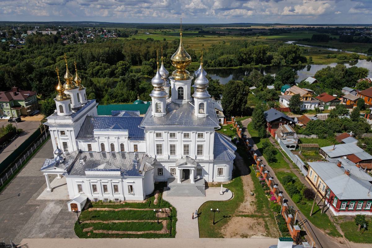 общий вид в ландшафте. Кафедральный собор Воскресения Христова, Шуя (Шуйский район, Ивановская область)