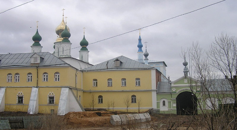 Введеньё. Николо-Шартомский мужской монастырь. фасады, Общий вид монастыря снаружи справа от надвратной церкви