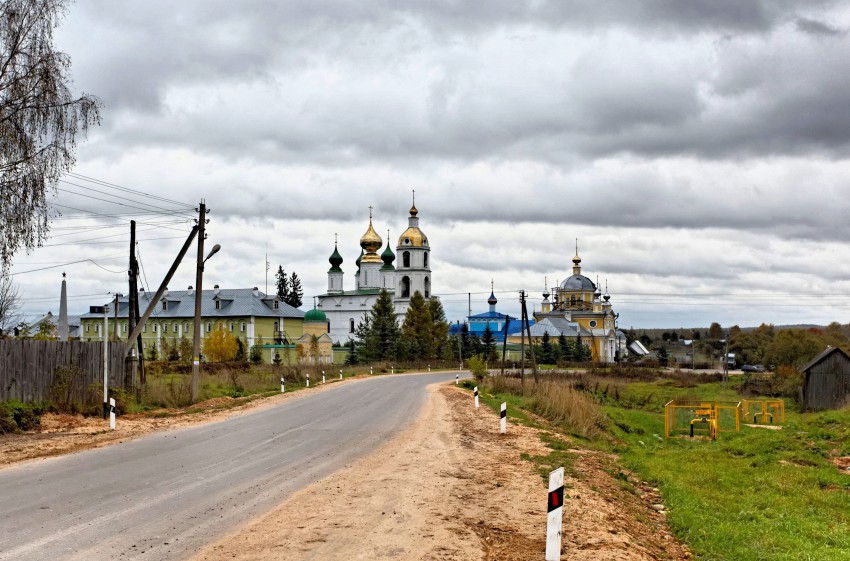 Введеньё. Николо-Шартомский мужской монастырь. общий вид в ландшафте