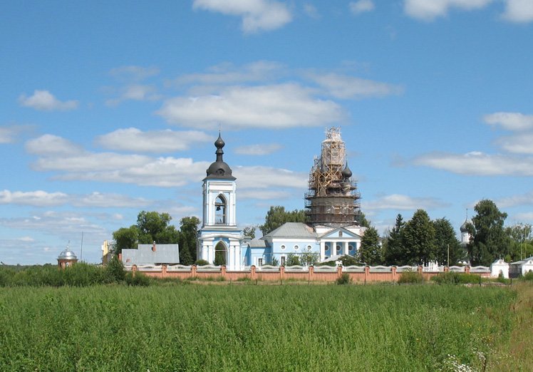 Успенский женский монастырь, Дунилово (Шуйский район, Ивановская область). общий вид в ландшафте, Успенская (соборная) церковь Свято-Успенского женского монастыря (1819, колокольня - 1831). С нач. 18 в. до 1764 г. - мужской монастырь (Воробьева пустынь), с 1819 г. до закрытия - единоверческий приход