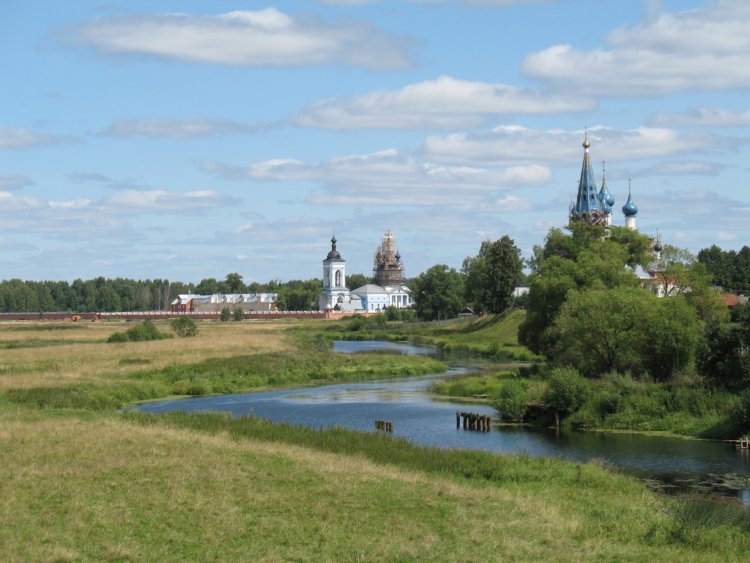 Успенский женский монастырь, Дунилово (Шуйский район, Ивановская область). общий вид в ландшафте, Слева направо - хозяйственные постройки Св.Успенского женского монастыря, Успенская церковь(1819), Благовещенская церковь (1675) с колокольней(1685) 