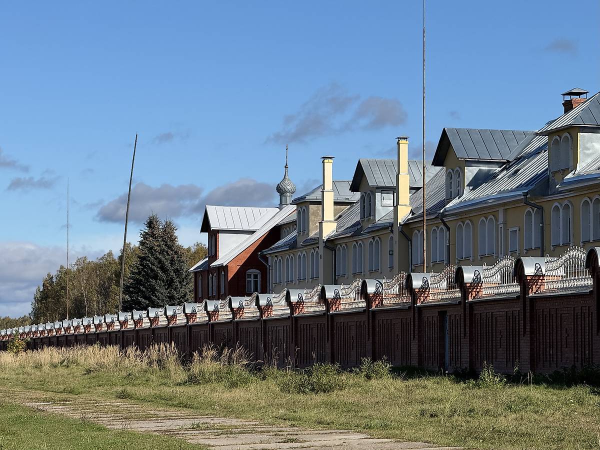 Жилые корпуса и Ольгинская церковь, архитектурные детали. Успенский женский монастырь, Дунилово (Шуйский район, Ивановская область)