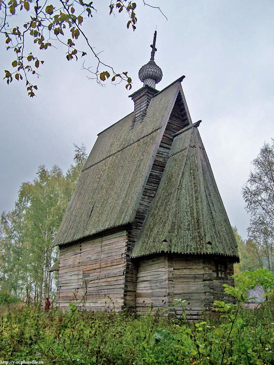 Церковь Воскресения Христова на горе Левитана, Плёс (Приволжский район, Ивановская область). фасады, Церковь закрыта. Двери и окна заколочены. На крыльце табличка "не наступать". И на самом деле гнилая и полуразрушенная древесина выглядит угрожающе. Реставрационные работы не ведуться.