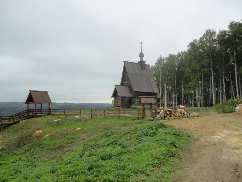 Плёс. Церковь Воскресения Христова на горе Левитана. общий вид в ландшафте