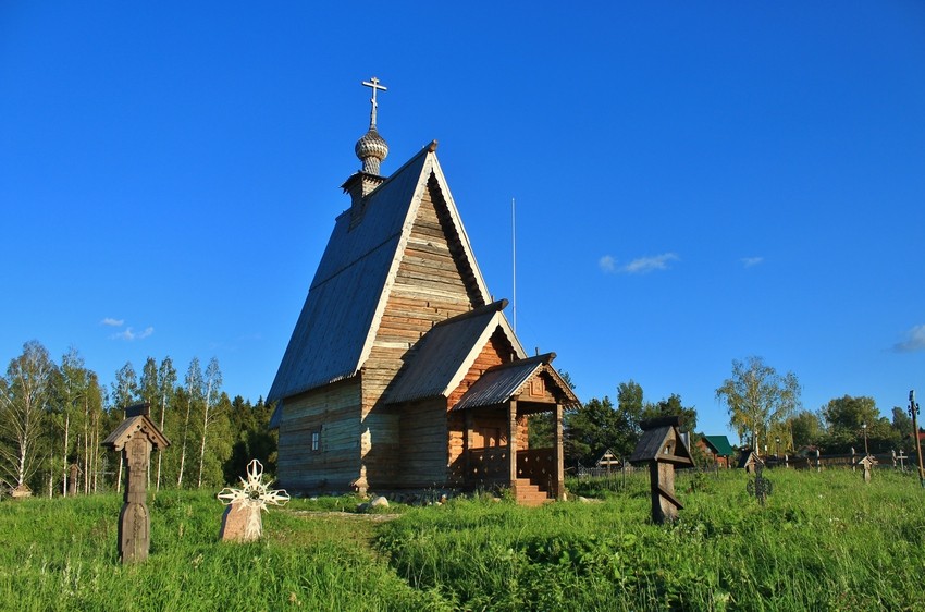 Церковь Воскресения Христова на горе Левитана, Плёс (Приволжский район, Ивановская область). фасады, Вид от поклонного креста над волжским откосом