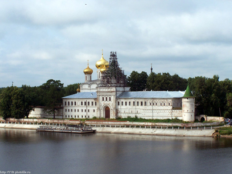 Кострома. Троицкий Ипатьевский монастырь. документальные фотографии, Классический вид с Костромки. Лето		      