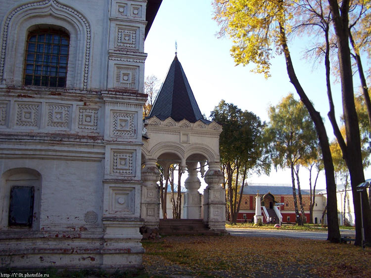 Троицкий Ипатьевский монастырь, Кострома (Кострома, город, Костромская область). дополнительная информация, Крыльцо Троицкого, за ним палаты бояр Романовых, где сейчас расположен музей династии.