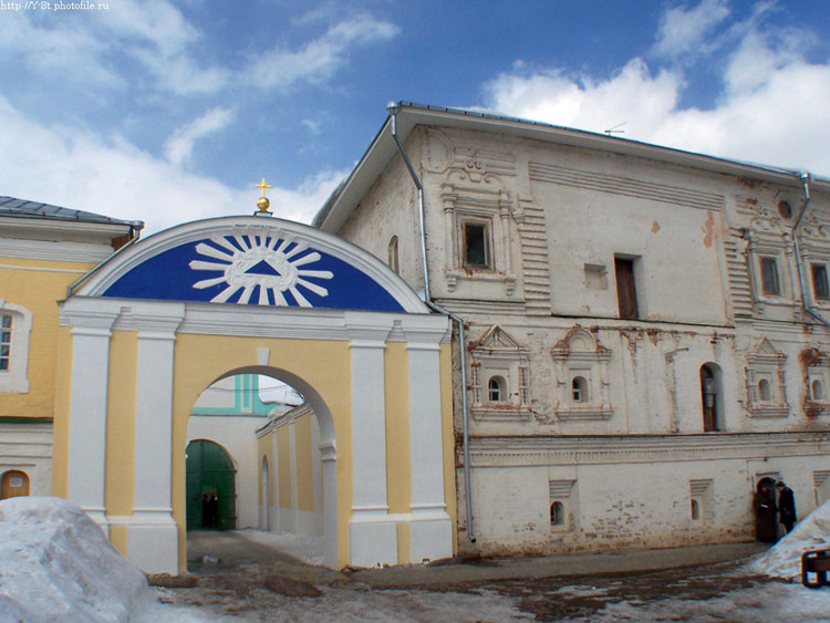 Кострома. Троицкий Ипатьевский монастырь. архитектурные детали, Недавно отреставрированный вход.