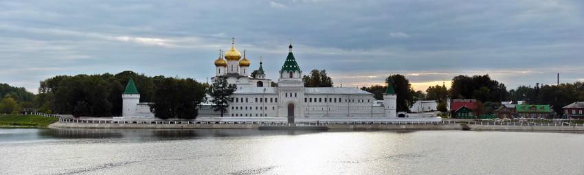 Кострома. Троицкий Ипатьевский монастырь. общий вид в ландшафте, панорама