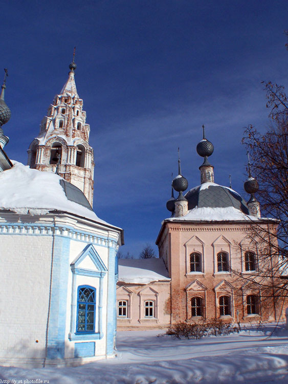 Галич. Церковь Василия Великого. фасады, Слева виднеется бело-голубое здание Введенского собора		      