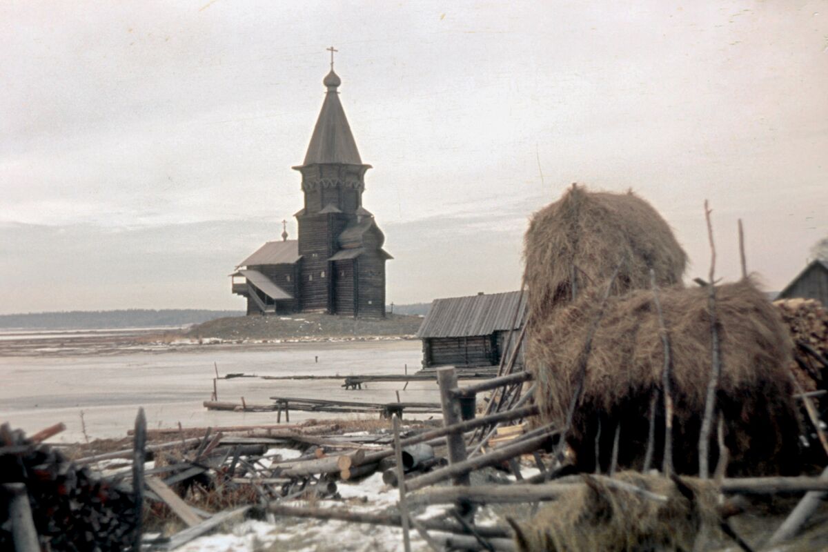 Церковь Успения Пресвятой Богородицы, Кондопога (Кондопожский район, Республика Карелия). фасады, Скан слайда из домашнего архива. Снято в семидесятые годы.