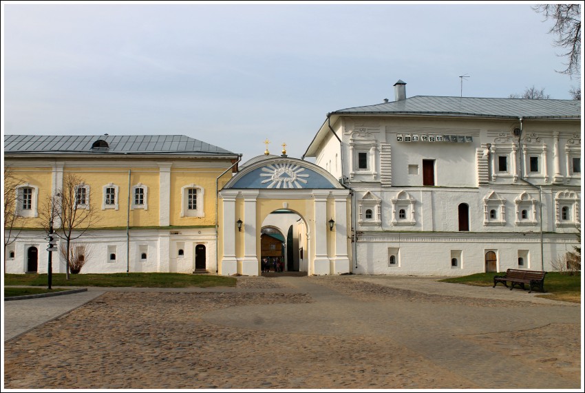 Троицкий Ипатьевский монастырь, Кострома (Кострома, город, Костромская область). дополнительная информация, Братский корпус 1758-1759 годы (слева), Северные ворота 1767 год (в центре), Настоятельский корпус конец XVI века (справа)