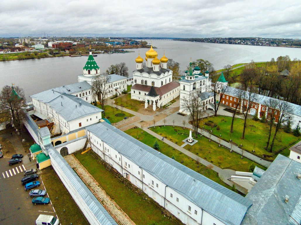 Кострома. Троицкий Ипатьевский монастырь. общий вид в ландшафте