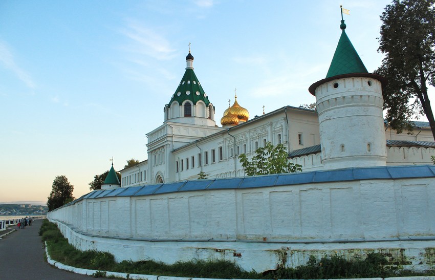 Кострома. Троицкий Ипатьевский монастырь. фасады, Вид с набережной Костромы