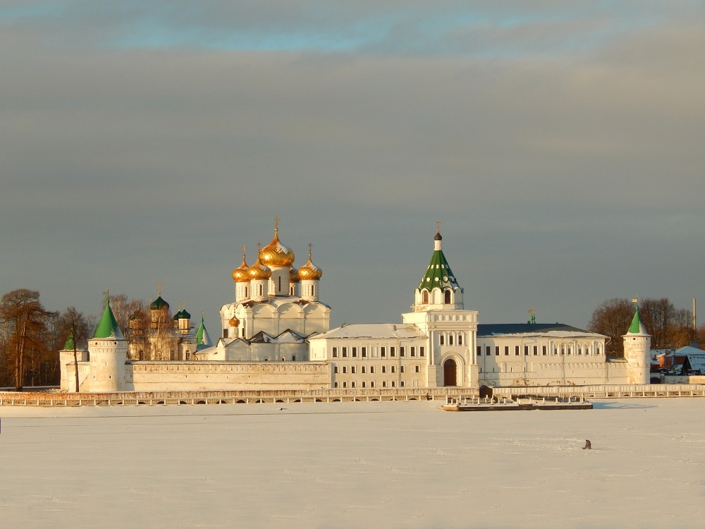 Кострома. Троицкий Ипатьевский монастырь. общий вид в ландшафте