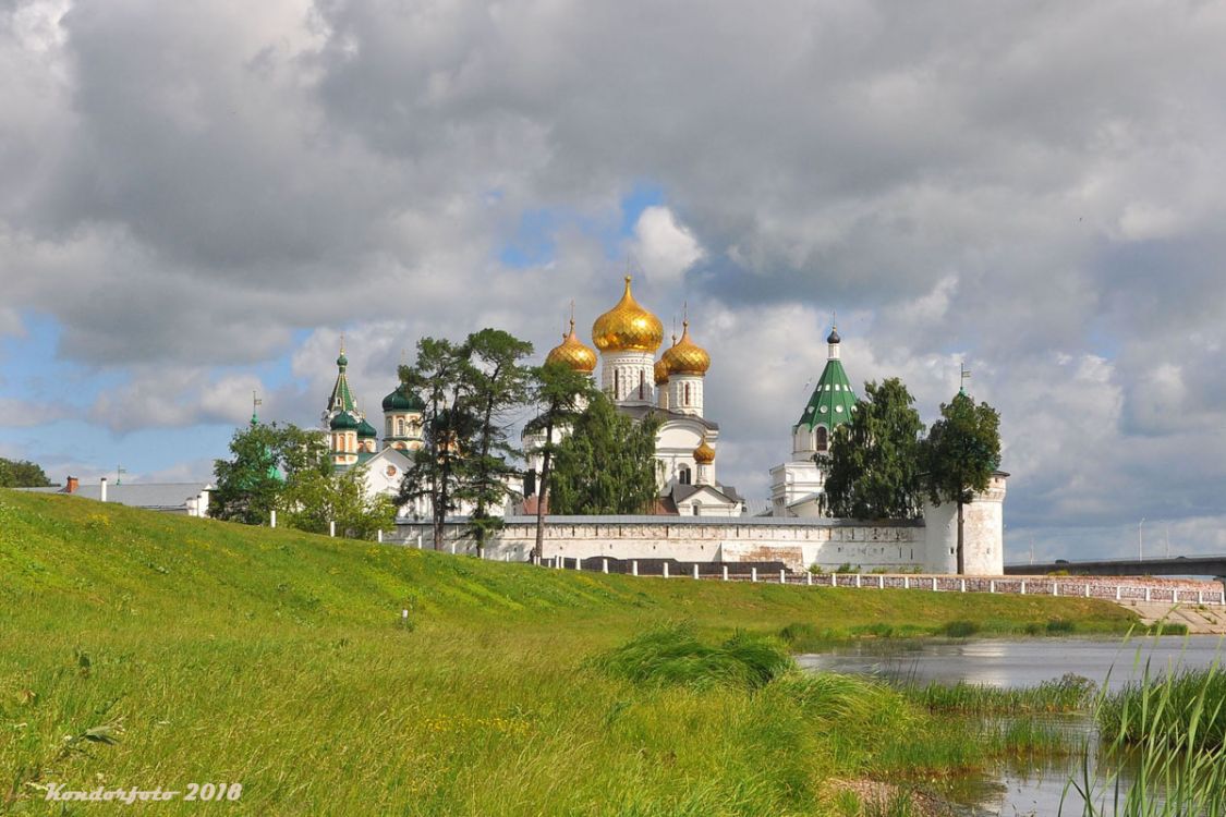 Кострома. Троицкий Ипатьевский монастырь. общий вид в ландшафте