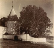 Троицкий Ипатьевский монастырь, Фотография Сергея Михайловича Прокудина-Горского «В Ипатьевском монастыре. У ограды. Этюд. Кострома», 1910 г. Источник: сайт «Наследие С.М. Прокудина-Горского<br>, Кострома, Кострома, город, Костромская область