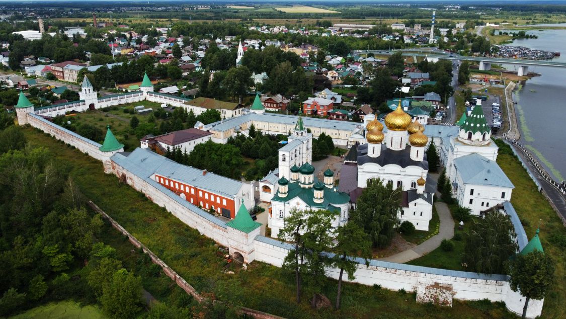 Кострома. Троицкий Ипатьевский монастырь. общий вид в ландшафте