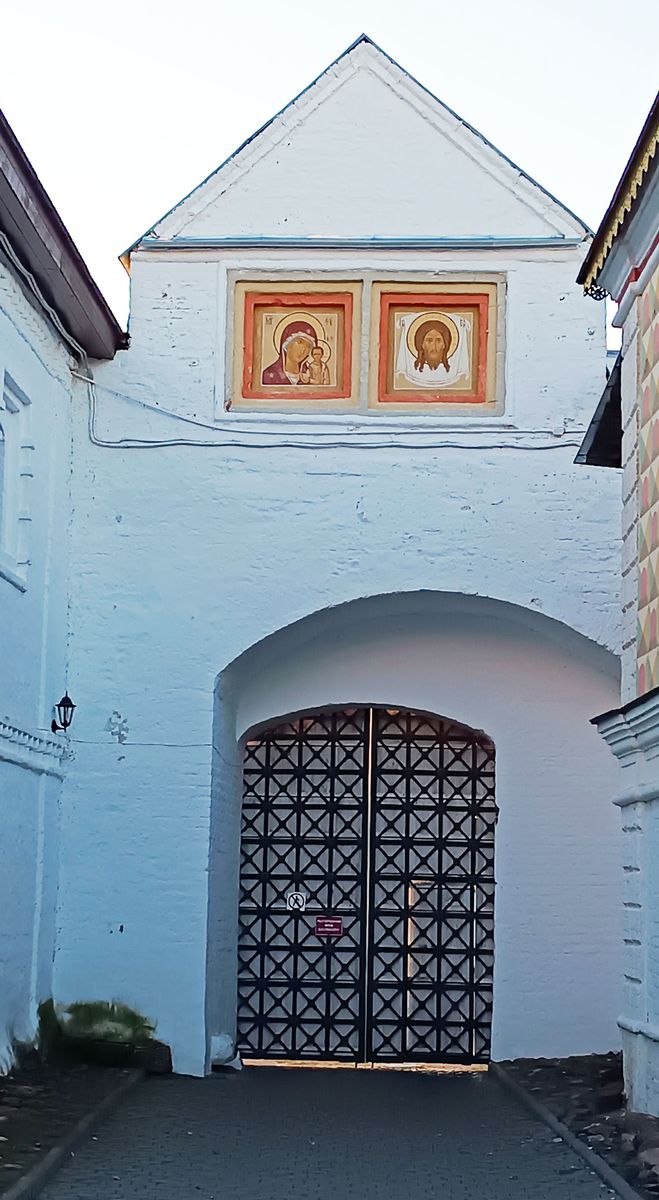Троицкий Ипатьевский монастырь, Кострома (Кострома, город, Костромская область). дополнительная информация, Святые врата у палат царя Михаила Фёдоровича