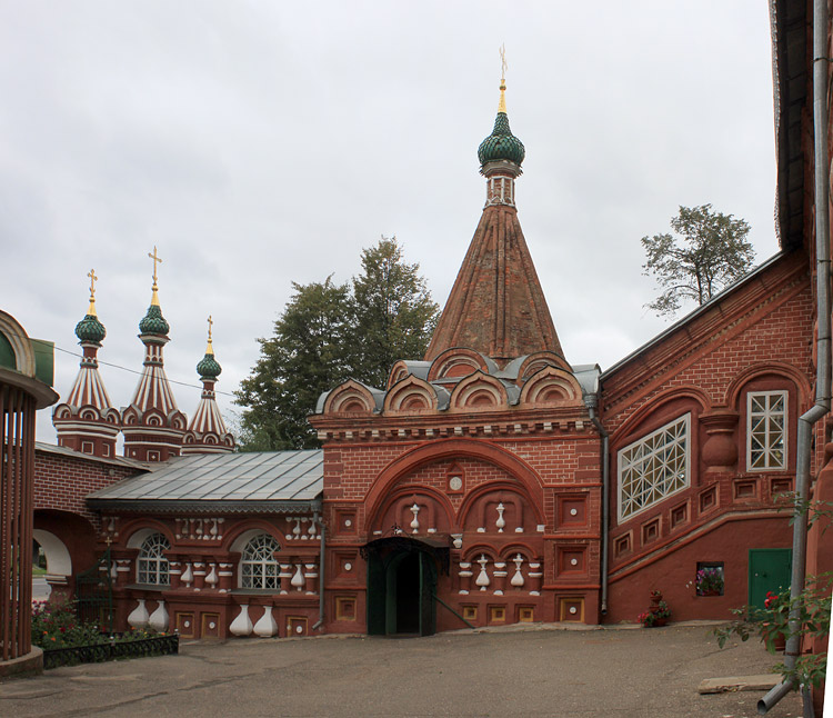 Кострома. Церковь Воскресения Христова на Дебре. архитектурные детали, Вход в храм, вид с юга