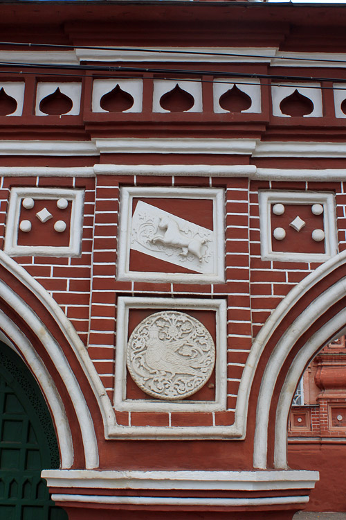 Церковь Воскресения Христова на Дебре, Кострома (Кострома, город, Костромская область). архитектурные детали, Декор центральной части монастырских врат