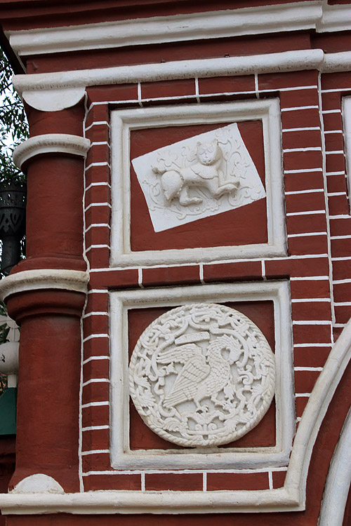 Церковь Воскресения Христова на Дебре, Кострома (Кострома, город, Костромская область). архитектурные детали, Декор левой части монастырских врат