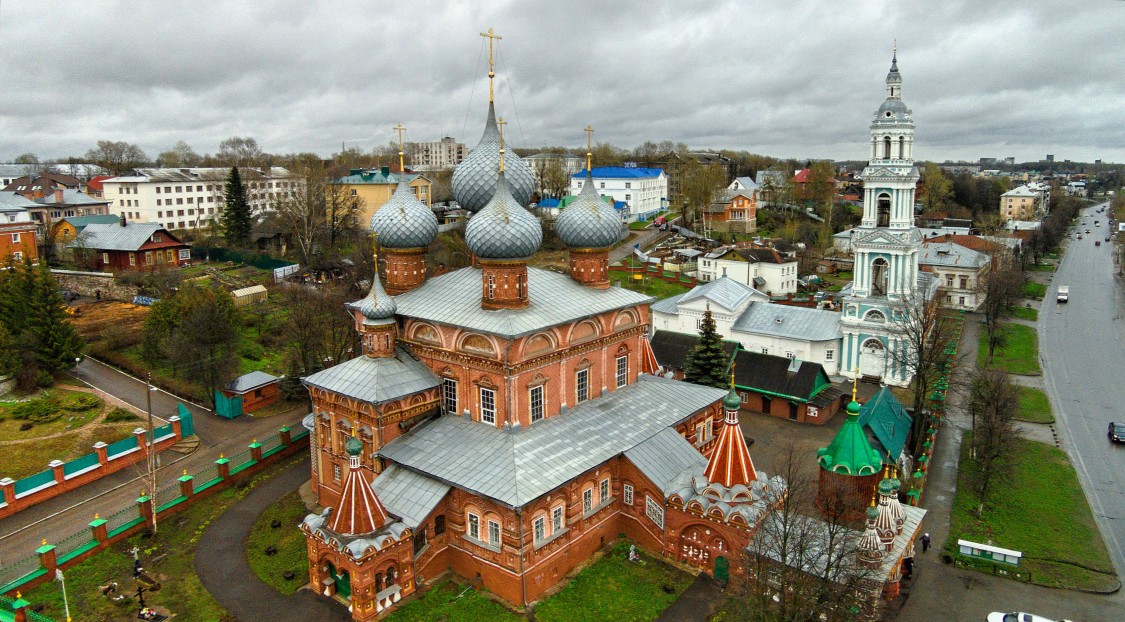 Кострома. Церковь Воскресения Христова на Дебре. общий вид в ландшафте