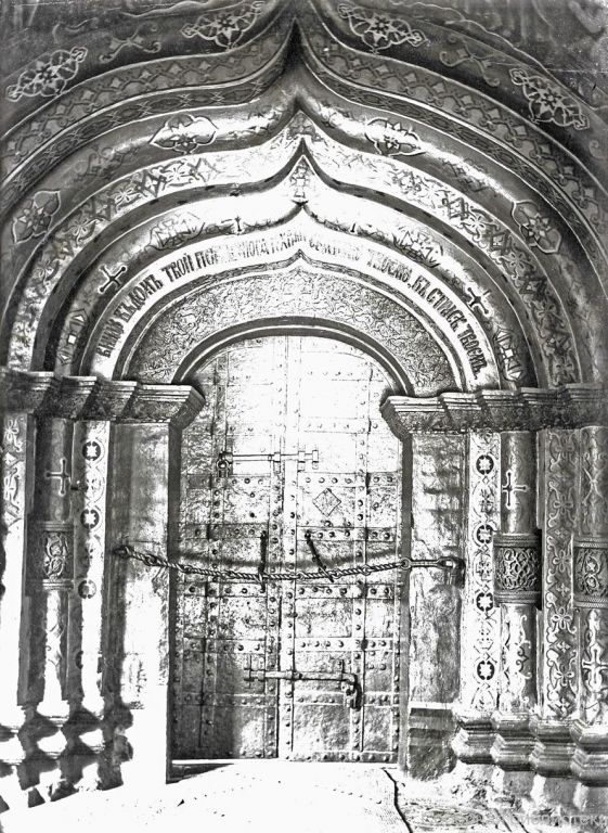 Церковь Воскресения Христова на Дебре, Кострома (Кострома, город, Костромская область). архивная фотография, Главный вход в храм, 1908 г. Источник: «Соборная библиотека Костромской епархии», www.bibl-kostroma.ru