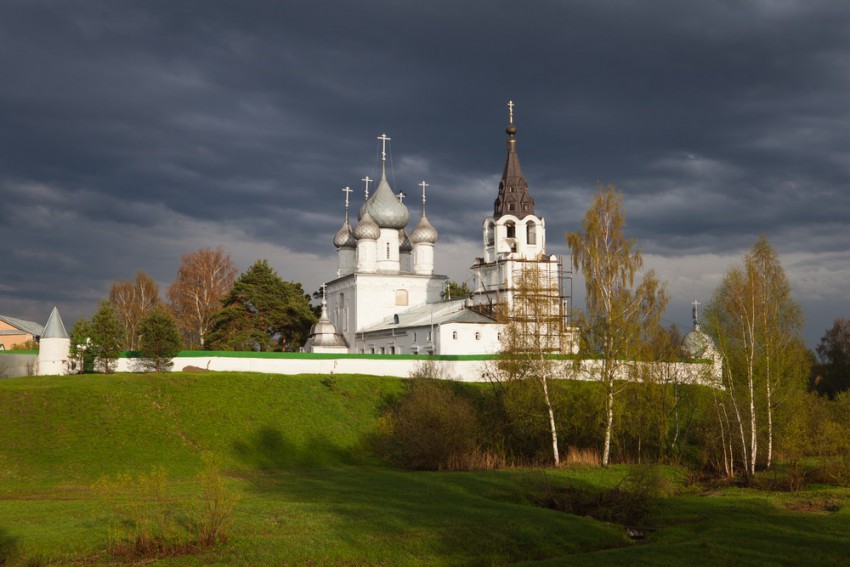 Троица. Троице-Сыпанов Пахомиево-Нерехтский женский монастырь. общий вид в ландшафте