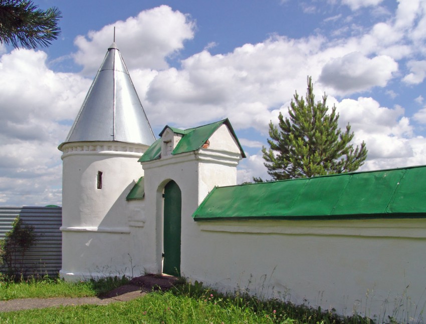 Троица. Троице-Сыпанов Пахомиево-Нерехтский женский монастырь. фасады, Юго-западная башня и калитка в ограде