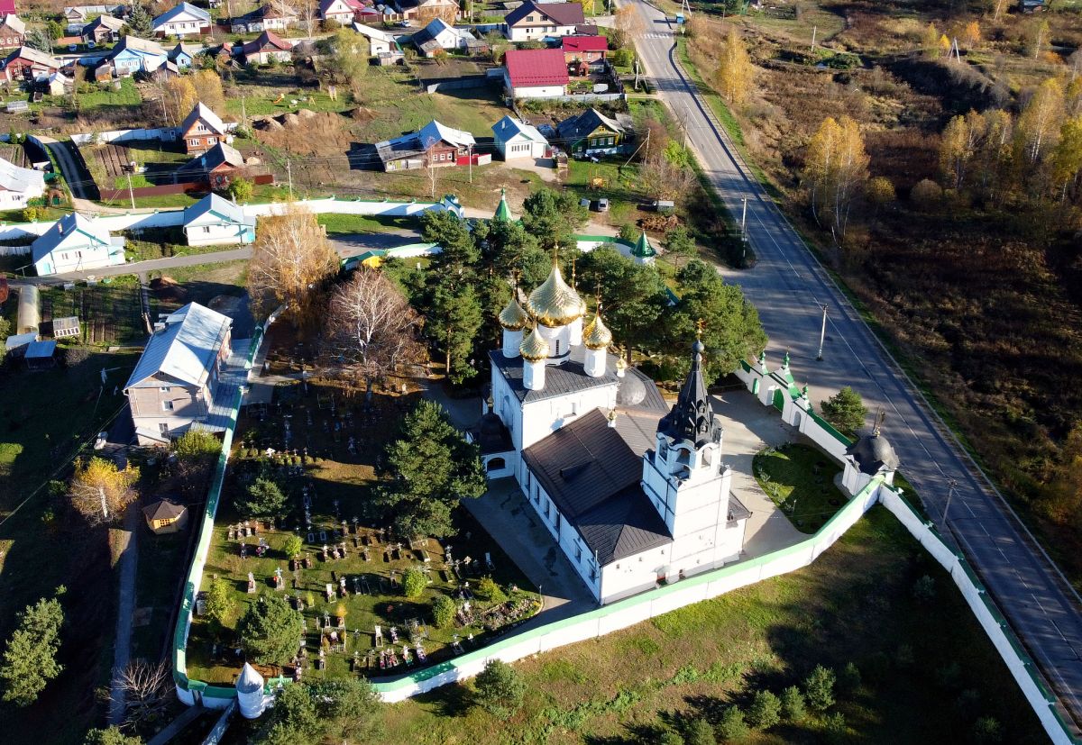 Троица. Троице-Сыпанов Пахомиево-Нерехтский женский монастырь. общий вид в ландшафте