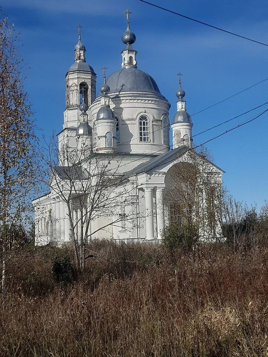 Вид с юго-востока, общий вид в ландшафте. Церковь Покрова Пресвятой Богородицы, Ножкино (Чухломский район, Костромская область)