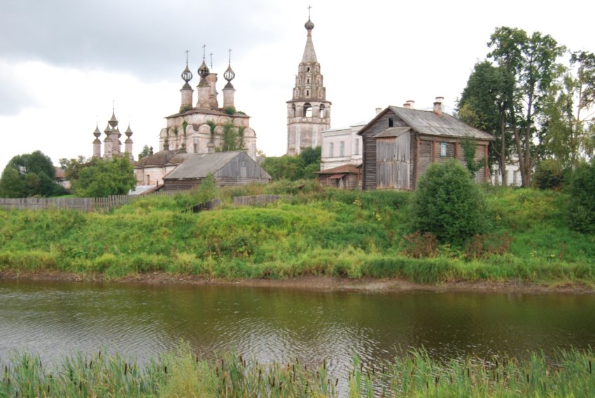 Воскресенский монастырь, Солигалич (Солигаличский район, Костромская область). общий вид в ландшафте, Вид на монастырь с противоположного берега реки Кострома. На первом плане -Собор Воскресения Христова, за ним - Богоявленская Церковь 