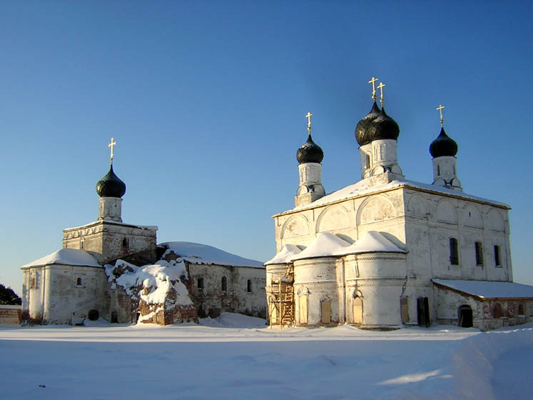 Макариев-Унженский монастырь, Макарьев (Макарьевский район, Костромская область). фасады, Груда кирпичей у дальней (Благовещенской) церкви - шатровая колокольня, присутствующая на более раннем снимке.