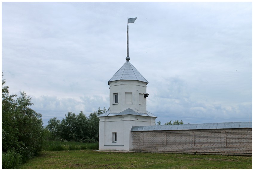 Николо-Вяжищский ставропигиальный женский монастырь, Вяжищи (Новгородский район, Новгородская область). дополнительная информация, Монастырская ограда