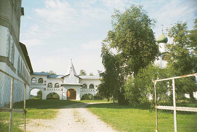 Николо-Вяжищский ставропигиальный женский монастырь, Вяжищи (Новгородский район, Новгородская область). дополнительная информация, вход в Вяжищский монастырь