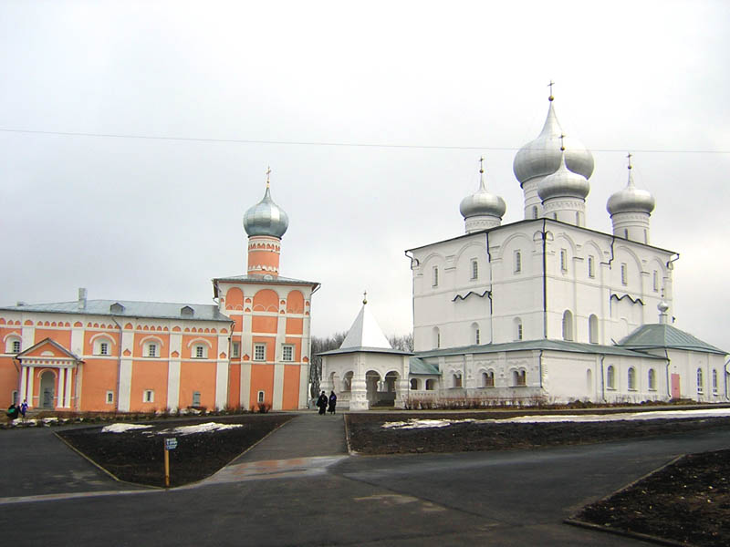 Хутынь. Варлаамо-Хутынский Спасо-Преображенский женский монастырь. общий вид в ландшафте