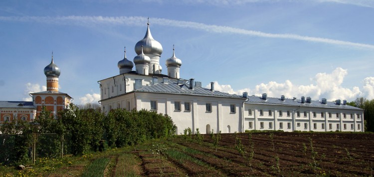 Варлаамо-Хутынский Спасо-Преображенский женский монастырь, Хутынь (Новгородский район, Новгородская область). фасады, Если почва добрая - будет урожай!