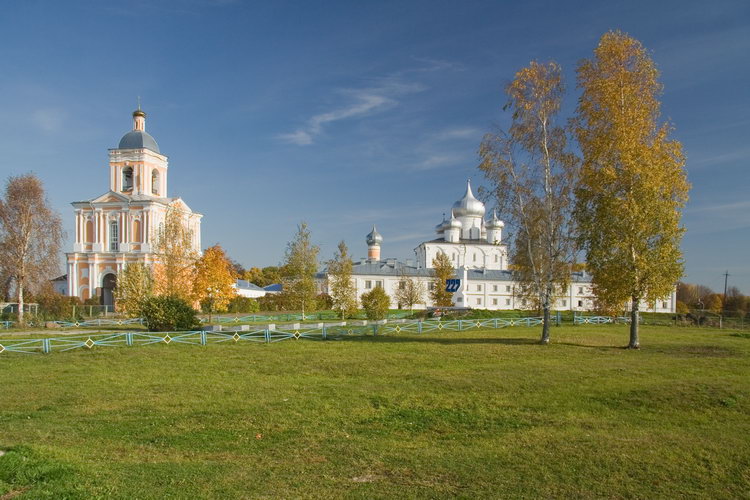 Хутынь. Варлаамо-Хутынский Спасо-Преображенский женский монастырь. общий вид в ландшафте