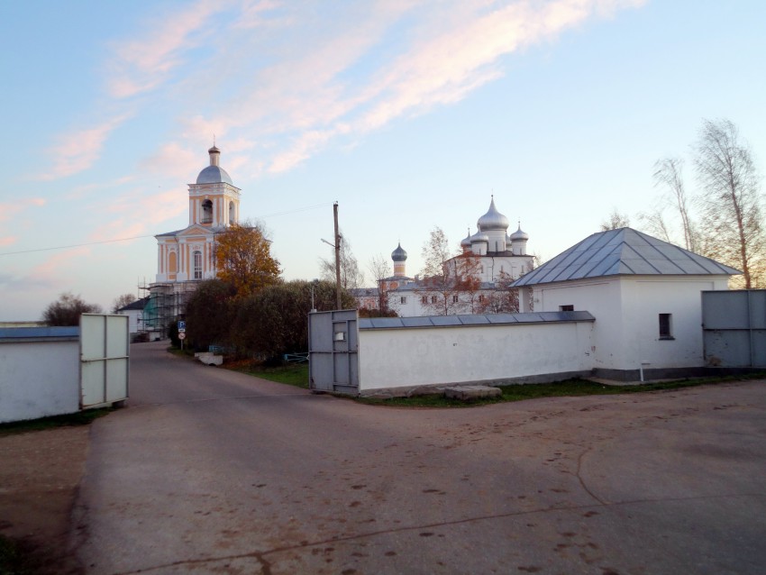 Варлаамо-Хутынский Спасо-Преображенский женский монастырь, Хутынь (Новгородский район, Новгородская область). общий вид в ландшафте