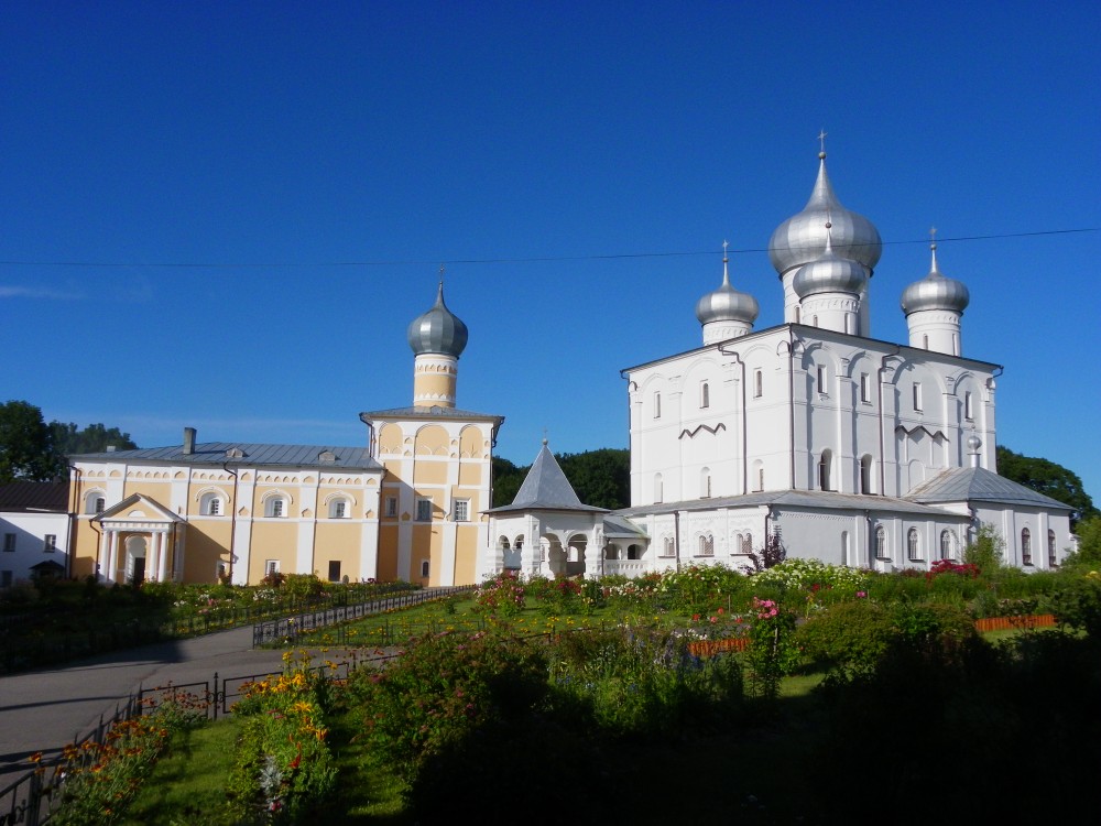 Хутынь. Варлаамо-Хутынский Спасо-Преображенский женский монастырь. фасады, Спасо-Преображенский собор и трапезная церковь св. Варлаама Хутынского.