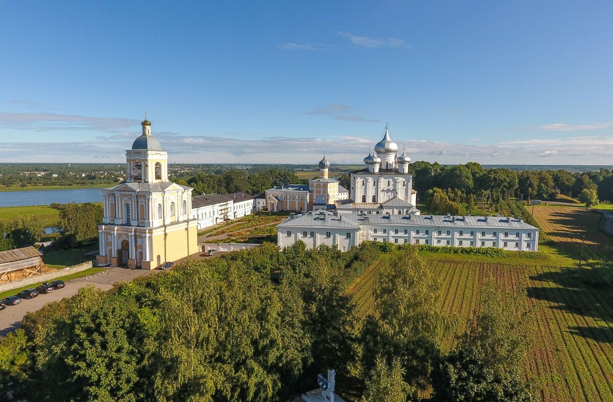 Варлаамо-Хутынский Спасо-Преображенский женский монастырь, Хутынь (Новгородский район, Новгородская область). общий вид в ландшафте, вид сверху