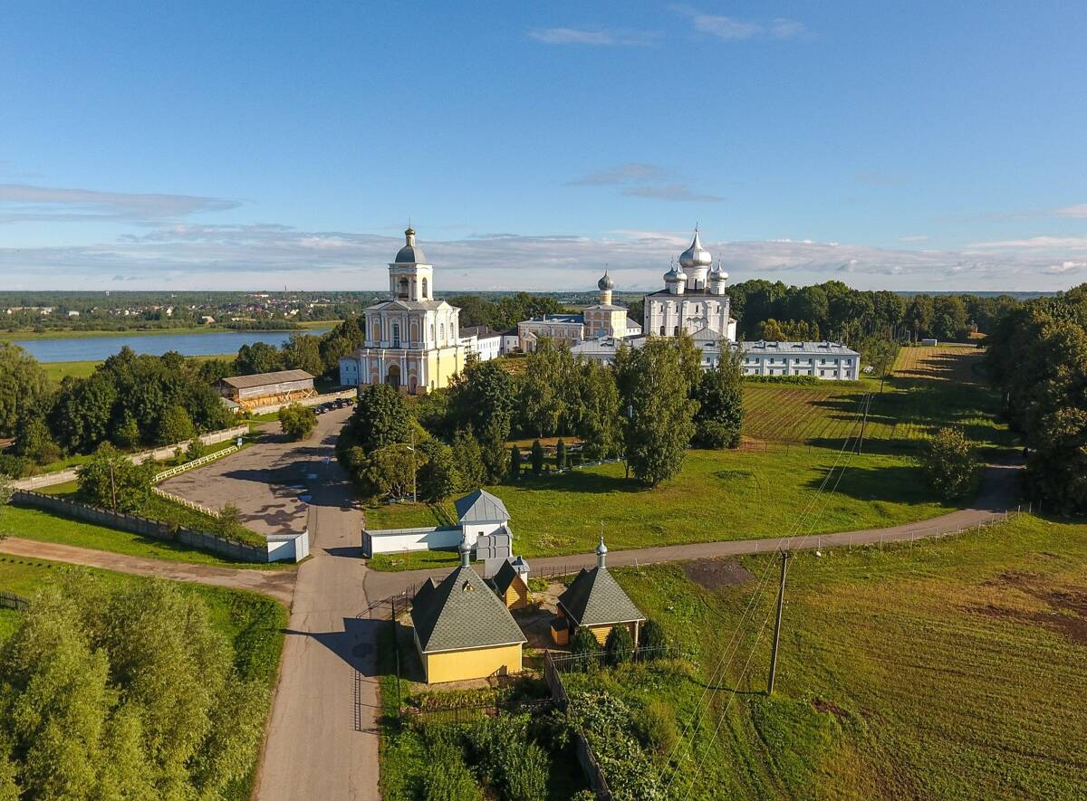 Варлаамо-Хутынский Спасо-Преображенский женский монастырь, Хутынь (Новгородский район, Новгородская область). общий вид в ландшафте, вид сверху