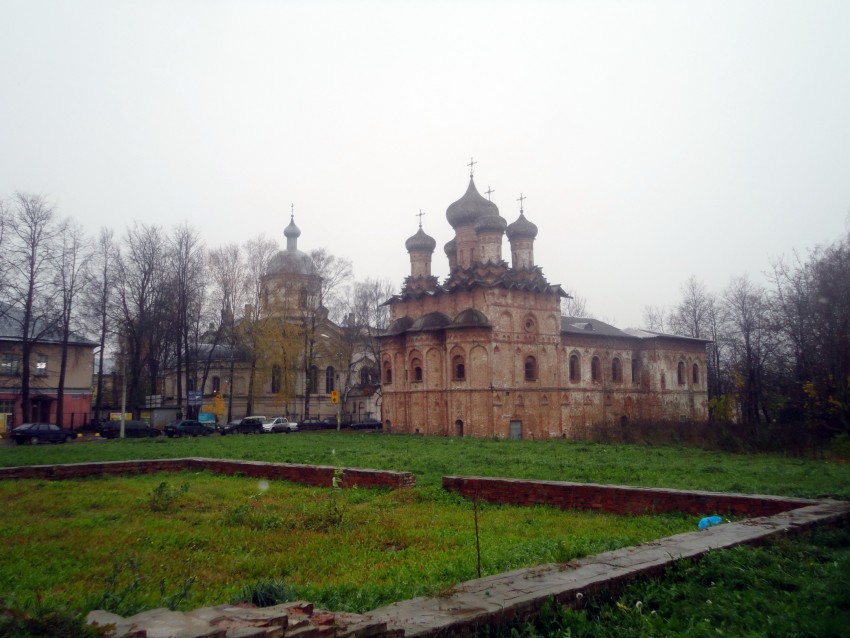 Великий Новгород. Духов монастырь. общий вид в ландшафте