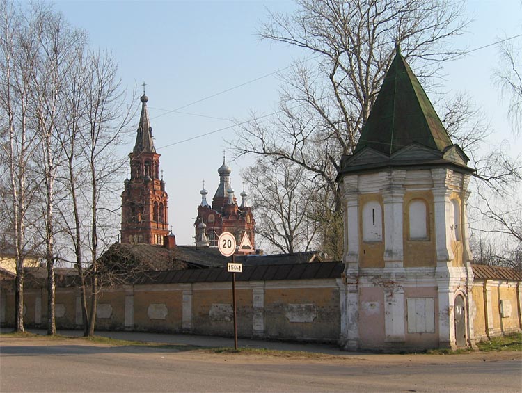 Осташков. Знаменский женский монастырь. общий вид в ландшафте