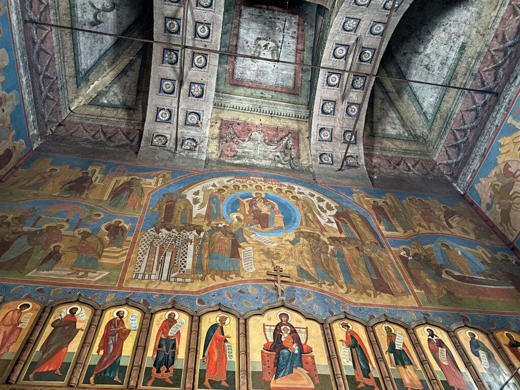 Церковь Казанской иконы Божией Матери, Торопец (Торопецкий район, Тверская область). интерьер и убранство, Верхний ярус иконостаса и росписи восточной стены