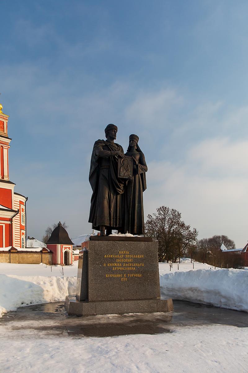 Памятник «Князь Александр Ярославович Невский и княжна Александра Брячиславна, венчание в Торопце», дополнительная информация. Кафедральный собор Корсунской иконы Божией Матери, Торопец (Торопецкий район, Тверская область)