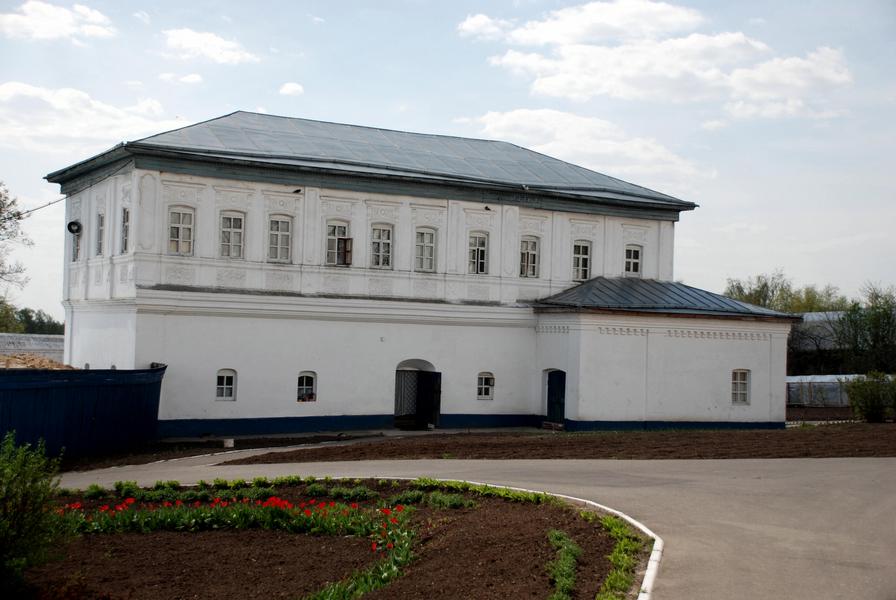 Боголюбский женский монастырь, Боголюбово (Суздальский район, Владимирская область). дополнительная информация, иустиновы палаты .вторая половина 17в-18в.в них в 19 веке находилась домовая церковь св муч.Иустина в 1883г. упразднёная