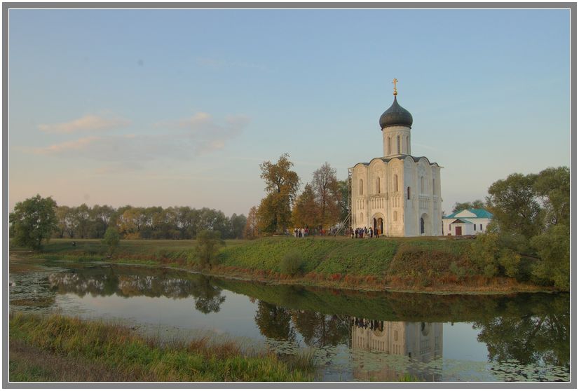 Боголюбово. Церковь Покрова Пресвятой Богородицы на Нерли. общий вид в ландшафте