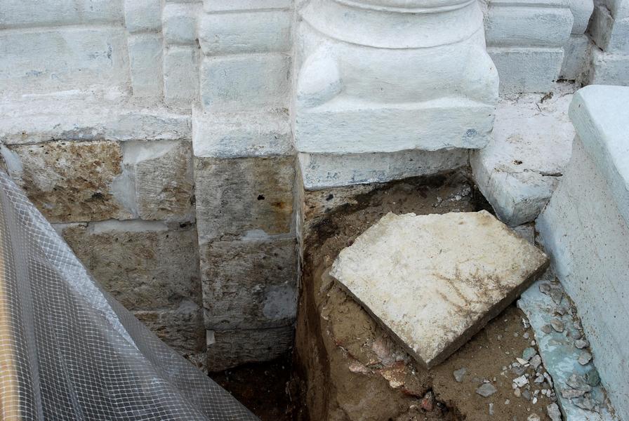 Церковь Покрова Пресвятой Богородицы на Нерли, Боголюбово (Суздальский район, Владимирская область). дополнительная информация, цоколь храма .раскопки южного фасада .